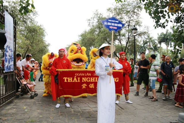 Người dân, du khách đổ ra đường xem Lễ hội quảng diễn đường phố - 7 Đoàn lân xứ Huế - Thái Nghi Đường