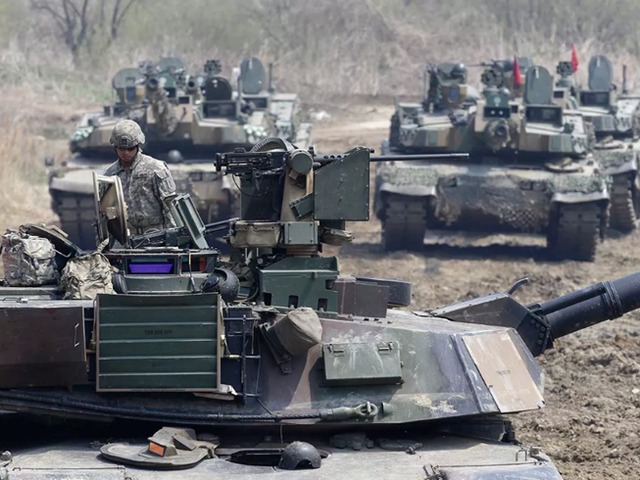 
Lính Mỹ trên xe tăng M1A2 trong một cuộc tập trận chung với quân đội Hàn Quốc ở tỉnh Paju, gần biên giới Triều Tiên, ngày 15-7-2017. Ảnh: AP
