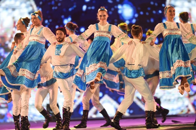 Hạ Long “bùng nổ” với bữa tiệc âm nhạc đêm Carnaval 2018 - 6 Những chàng trai, cô gái trẻ trung căng tràn sức sống đến từ Nga cũng góp mặt bằng điệu dân vũ rộn ràng, đưa không gian carnaval trở thành sân chơi quốc tế.