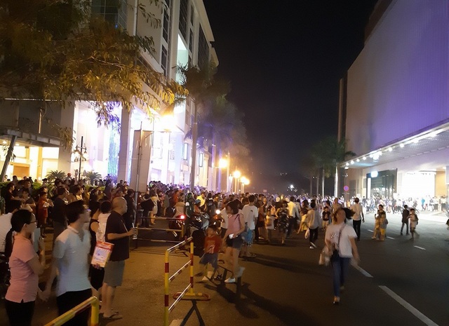 Hàng trăm người tháo chạy khỏi Trung tâm thương mại Crescent Mall trong đêm - 3 Hàng trăm người tháo chạy khỏi Trung tâm thương mại Crescent Mall trong đêm - 3