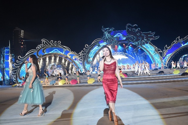 Hạ Long “bùng nổ” với bữa tiệc âm nhạc đêm Carnaval 2018 - 7 Càng về khuya, sân khấu carnaval dường như đã không còn khoảng cách, khi các đoàn diễu hành 12 xe hoa tiến vào quảng trường, các nghệ sĩ tiến về phía khán giả.