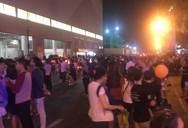 Hàng trăm người tháo chạy khỏi Trung tâm thương mại Crescent Mall trong đêm - 4 Hàng trăm người tháo chạy khỏi Trung tâm thương mại Crescent Mall trong đêm - 4