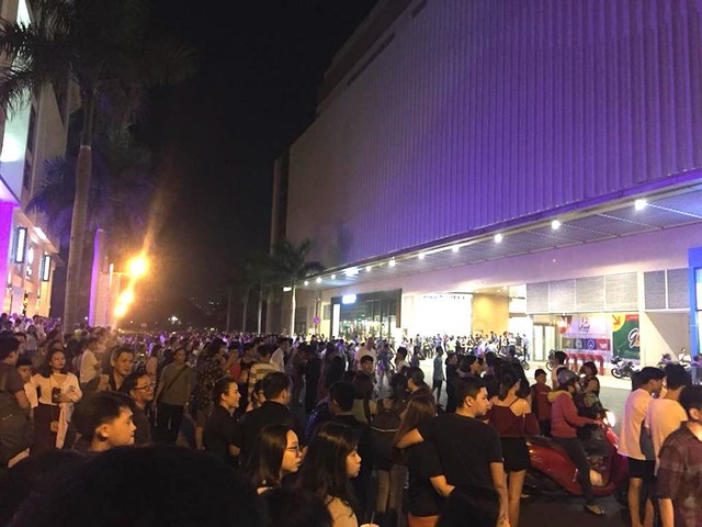 Hàng trăm người tháo chạy khỏi Trung tâm thương mại Crescent Mall trong đêm - 5 Người dân tập trung bên ngoài trung tâm thương mại Crescent Mall sau sự cố thót tim.