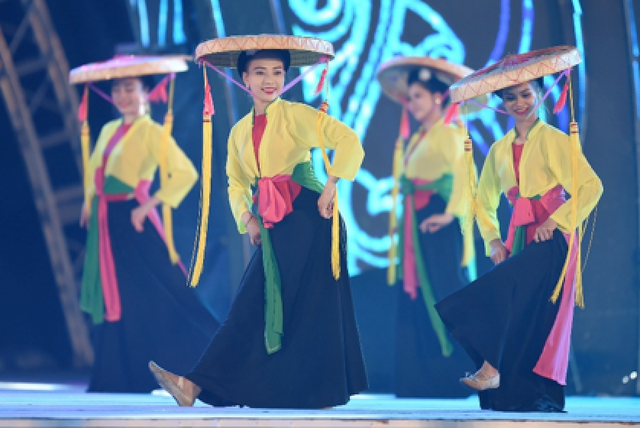 Hạ Long “bùng nổ” với bữa tiệc âm nhạc đêm Carnaval 2018 - 2 Dệt nên hành trình ấy là những màn biểu diễn nghệ thuật đặc trưng cho các vùng miền, được các nghệ sĩ tài danh và dàn diễn viên hùng hậu biến hóa liên tục, khiến người xem vừa đã tai vừa no mắt.