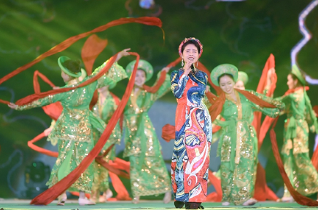 Hạ Long “bùng nổ” với bữa tiệc âm nhạc đêm Carnaval 2018 - 4 Hạ Long “bùng nổ” với bữa tiệc âm nhạc đêm Carnaval 2018 - 4