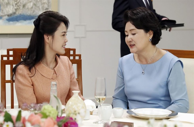 Những khoảnh khắc hậu trường của cuộc gặp lịch sử Hàn - Triều - 12 Hai Đệ nhất phu nhân Hàn Quốc và Triều Tiên trò chuyện trên bàn tiệc. Đây là cuộc gặp đầu tiên giữa hai bà.