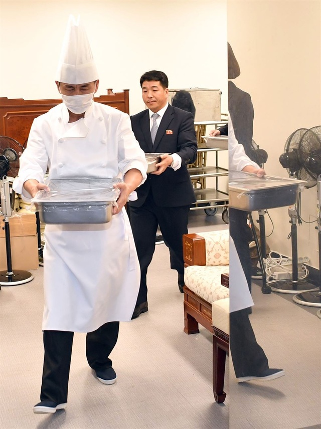 Những khoảnh khắc hậu trường của cuộc gặp lịch sử Hàn - Triều - 3 Món mì lạnh được phục vụ trong bữa tiệc được chính tay đầu bếp từ nhà hàng Okryukwan, nơi nổi tiếng với món mì lạnh ở Bình Nhưỡng, chuẩn bị. Phía Triều Tiên đã đồng ý cho đầu bếp này tới khu phi quân sự liên Triều để thực hiện món ăn này.