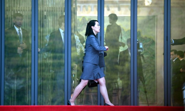 Những khoảnh khắc hậu trường của cuộc gặp lịch sử Hàn - Triều - 8 Bà Kim Yo-jong, em gái ông Kim Jong-un, di chuyển tại hội nghị thượng đỉnh. Bà được nhìn thấy hỗ trợ nhà lãnh đạo Triều Tiên xuyên suốt các hoạt động trong khuôn khổ hội nghị thượng đỉnh, từ hội đàm, trồng cây cho tới viết sổ lưu niệm.