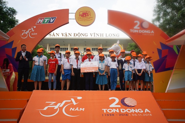 Nguyễn Thành Tâm tiến gần đến áo vàng chung cuộc giải xe đạp xuyên Việt 2018 - 2 Trao học bổng cho học sinh nghèo hiếu học tại Vĩnh Long