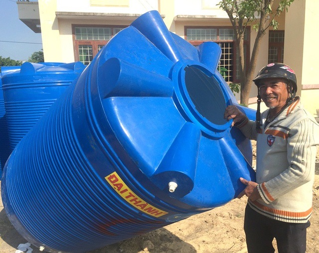 Dân vùng lũ hết nỗi lo “khát” nước sạch trong mùa lũ - 1 Người dân vùng lũ xã Cát Chánh rất phấn khởi vì hết nỗi lo thiếu nước sạch trong mùa mưa lũ.
