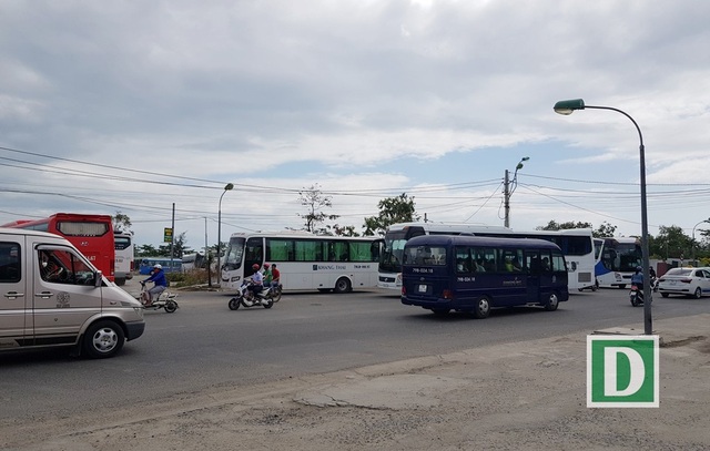 Nha Trang: Bãi xe quá tải vì khách Trung Quốc tăng mạnh, khách Nga phục hồi - 1 Đường Hoàng Diệu (TP Nha Trang) lúc hơn 9h ngày 2/4 tấp nập xe khách du lịch