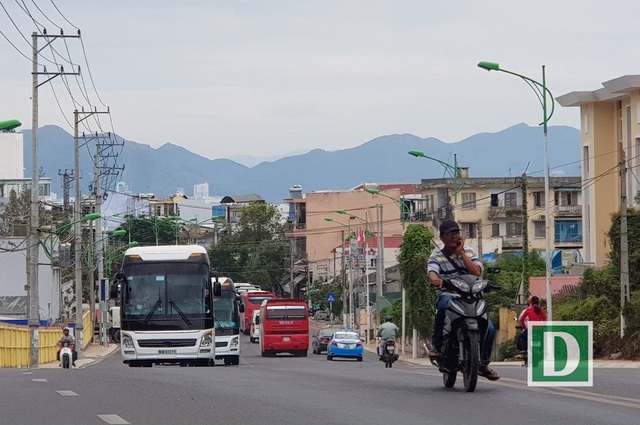Nha Trang: Bãi xe quá tải vì khách Trung Quốc tăng mạnh, khách Nga phục hồi - 3 Trên đường Trần Phú, con đường đẹp nhất Nha Trang xe khách chở khách Trung Quốc nối đuôi hàng dài