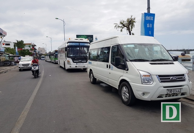 Nha Trang: Bãi xe quá tải vì khách Trung Quốc tăng mạnh, khách Nga phục hồi - 9 Xe khách đậu tràn ra đường vì không có chỗ đậu đỗ tại tháp bà Ponagar Nha Trang