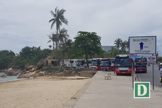 Nha Trang: Bãi xe quá tải vì khách Trung Quốc tăng mạnh, khách Nga phục hồi - 12 Tại danh thắng Hòn Chồng Nha Trang cũng chưa có bãi đậu xe du lịch đúng nghĩa
