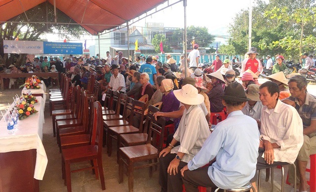 Dân vùng lũ hết nỗi lo “khát” nước sạch trong mùa lũ - 2 Đông đảo người dân xã Cát Chánh đến từ rất sớm dự lễ.