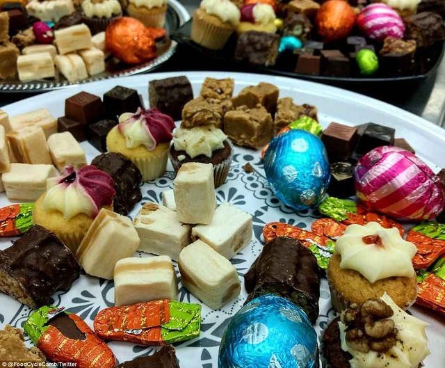 Món quà cuối cùng của một thiên tài đã khuất - 9 Trong khi lễ tang của nhà khoa học nổi tiếng thế giới đang diễn ra ở một nhà thờ nằm trong thành phố Cambridge, thì ở một nhà thờ nhỏ khác gần đó, cũng trong cùng buổi trưa hôm ấy, những người nghèo khó được thết đãi một bữa trưa Phục sinh thịnh soạn nhờ tấm lòng hảo tâm của Stephen Hawking.