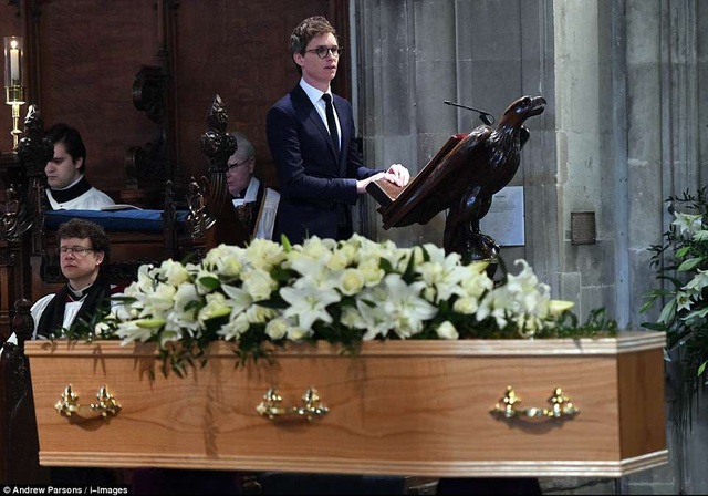Món quà cuối cùng của một thiên tài đã khuất - 11 Nam diễn viên Eddie Redmayne - người từng vào vai giáo sư Hawking trong bộ phim tiểu sử “The Theory of Everything” (Thuyết vạn vật - 2014) - nằm trong số những vị khách danh dự được mời tới dự lễ tang tổ chức tại nhà thờ.