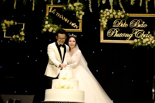 MC Đức Bảo "Chúng tôi là chiến sĩ" đắm đuối hôn sâu cô dâu trong lễ cưới - 9 Cắt bánh.