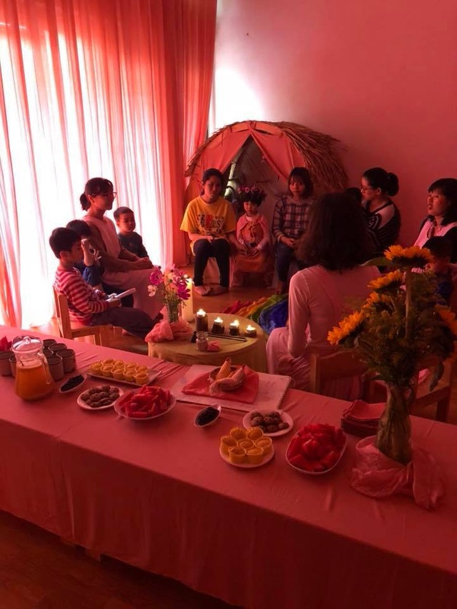 Chuyên gia giáo dục Waldorf thế giới: Để trẻ không bị tổn thương cả đời khi học mầm non - 5 Một sinh nhật của trẻ tại Mầm non Cây Bàng. Với Waldorf, sinh nhật trẻ là một ngày thiêng liêng và trẻ nào cũng là đặc biệt và duy nhất.
