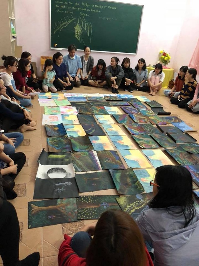 Chuyên gia giáo dục Waldorf thế giới: Để trẻ không bị tổn thương cả đời khi học mầm non - 6 Thầy Bernardus Nijhuis trong buổi hướng dẫn giáo viên và phụ huynh vẽ chữa lành tại Mầm non Cây Bàng.
