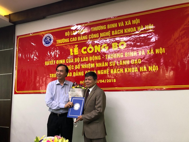 Bổ nhiệm nhân sự trường Cao đẳng Công nghệ Bách khoa Hà Nội - 1
PGS.TS Dương Đức Lân nguyên Tổng Cục trưởng, Tổng Cục GDNN - Bộ LĐ TB&XH, hiện là cố vấn của nhà trường trao quyết định Hiệu trưởng tới nhà giáo Ngô Văn Sự