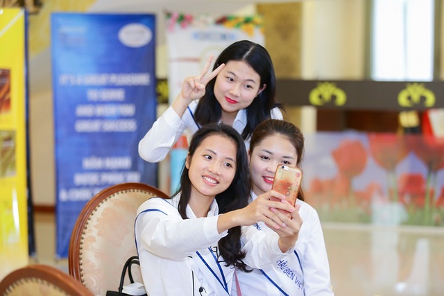 Nhan sắc Top 70 Hoa hậu biển hai miền lộ diện trước đêm Bán kết - 5 Dù trải qua một quãng đường dài di chuyển nhưng ai ai cũng rất hào hứng, giao lưu kết bạn và trò chuyện rất vui vẻ.