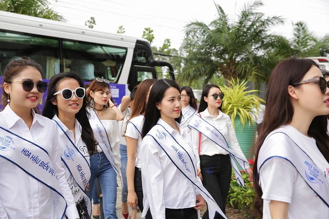 Nhan sắc Top 70 Hoa hậu biển hai miền lộ diện trước đêm Bán kết - 4 Nhiều thí sinh không giấu được sự hào hứng khi lần đầu tiên đặt chân đến thiên đường biển đảo Kiên Giang.