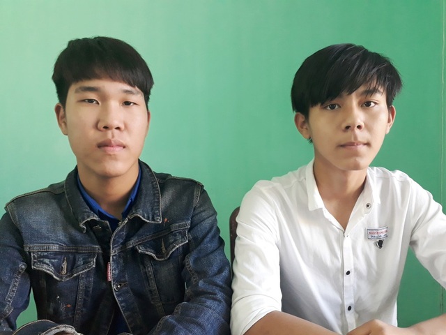 Trên đường tan trường, nhóm học sinh nhặt được của rơi trả lại - 1 Em Phan Phước Thành Long (trái) và Nguyễn Duy Thành (phải)