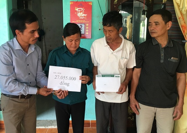 Thêm 27 triệu đồng đến với ông bố rao bán thận cứu con bị u não - 1 PV Dân trí cùng ông Hà Trọng Vĩnh - Phó chủ tịch HĐND xã Hợp Tiến, trao quà bạn đọc tới gia đình ông Chinh