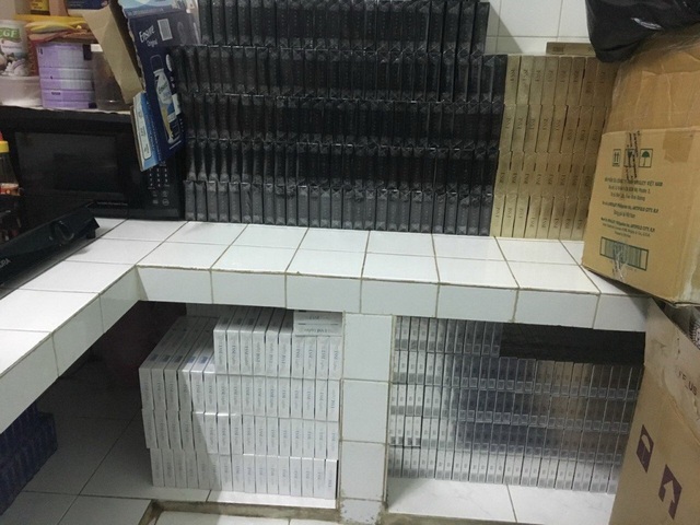 Hơn 20.000 gói thuốc lá lậu bị bắt giữ tại TP.HCM - 1 Số thuốc lá lậu được cơ quan chức năng phát hiện tại khu vực nhà bếp của đối tượng Nguyễn Tấn Đạt