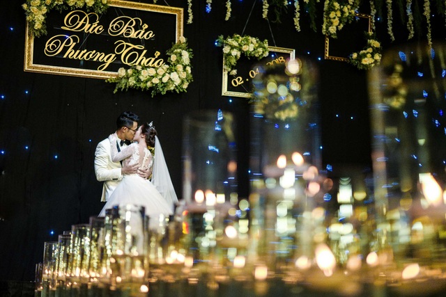 MC Đức Bảo "Chúng tôi là chiến sĩ" đắm đuối hôn sâu cô dâu trong lễ cưới - 12 Chú rể dành cho cô dâu nụ hôn dài đắm đuối.