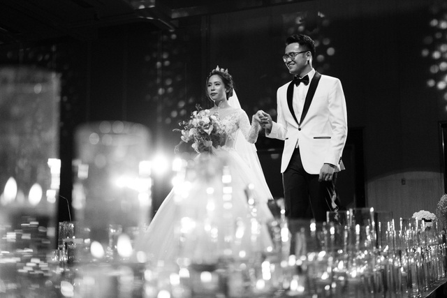 MC Đức Bảo "Chúng tôi là chiến sĩ" đắm đuối hôn sâu cô dâu trong lễ cưới - 3 Đức Bảo cho biết, cả hai quen nhau một năm và đều thích sự riêng tư trong tình yêu. “Với tôi, lần đầu tiên gặp nànglà qua công việc. Còn với nàng thì đó là một lần rớt tim khi trông thấy tôi trải bước qua ngã tư Tràng Thi - Quang Trung”, Đức Bảo dí dỏm chia sẻ.