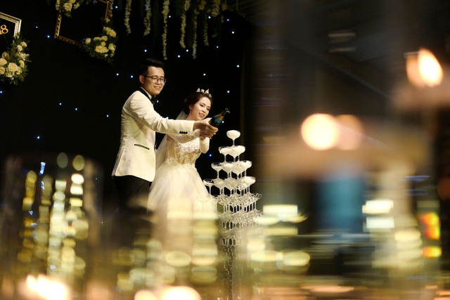 MC Đức Bảo "Chúng tôi là chiến sĩ" đắm đuối hôn sâu cô dâu trong lễ cưới - 11 Rót rượu.