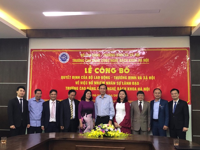 Bổ nhiệm nhân sự trường Cao đẳng Công nghệ Bách khoa Hà Nội - 2
Tập thể lãnh đạo mới của trường Cao đẳng công nghệ Bách khoa Hà Nội