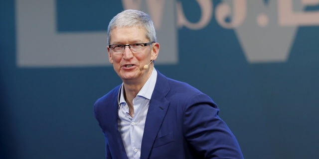 Cuộc chiến "bằng mặt nhưng không bằng lòng" giữa Tim Cook và Mark Zuckerberg - 2 Tim Cook công khai chỉ trích Facebook sau scandal Cambridge Analytica.