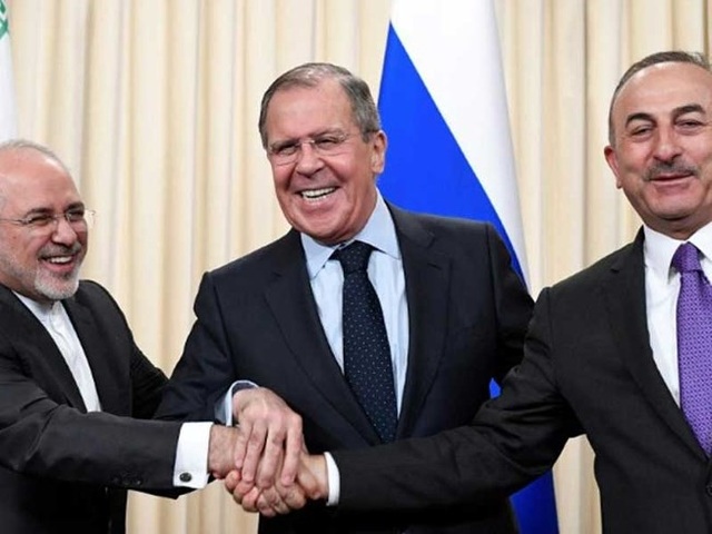 Nga, Iran, Thổ Nhĩ Kỳ quyết thúc đẩy hòa bình Syria - 1
Ngoại trưởng Nga Sergei Lavrov (giữa) cùng hai người đồng cấp của Iran và Thổ Nhĩ Kỳ trong cuộc gặp hôm 28-4 ở Moscow. Ảnh: RT