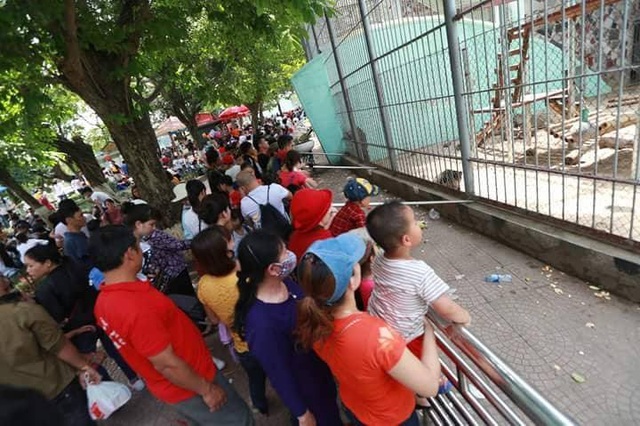 Hà Nội: Choáng với cảnh đông nghẹt thở ở công viên dịp nghỉ lễ - 13 Hà Nội: Choáng với cảnh đông nghẹt thở ở công viên dịp nghỉ lễ - 13