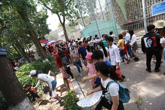Hà Nội: Choáng với cảnh đông nghẹt thở ở công viên dịp nghỉ lễ - 15
Các lối đi trong công viên chật kín người lớn và em nhỏ, nhiều phụ huynh phải bế con lên đầu để di chuyển dễ dàng