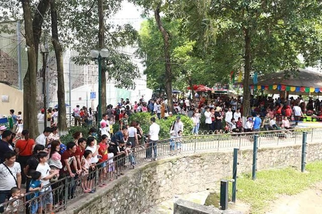 Hà Nội: Choáng với cảnh đông nghẹt thở ở công viên dịp nghỉ lễ - 16
Được biết, từ đầu ngày nghỉ, công viên này luôn trong tình trạng kẹt cứng người. Ước tính, mỗi ngày công viên đón hàng nghìn lượt người đến tham quan, du lịch