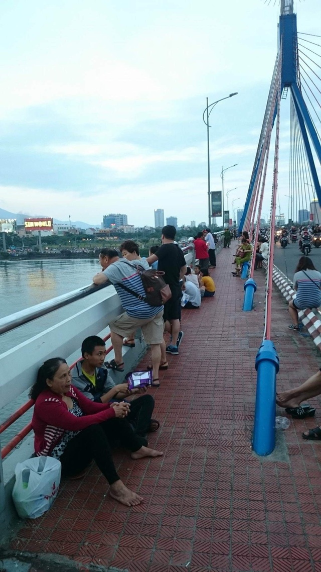 Náo nức xuống phố sớm “xí chỗ" xem pháo hoa - 5 Chờ xem pháo hoa từ cầu quay Sông Hàn