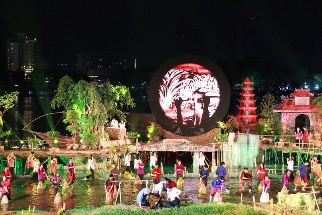 Âm vọng sông Hương - “bài ca” về người dân sông nước xứ Huế - 2 Khung cảnh sinh hoạt đời thường trên sông nước xứ Huế