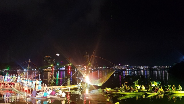 Âm vọng sông Hương - “bài ca” về người dân sông nước xứ Huế - 21 Âm vọng sông Hương như một bài ca nhẹ nhàng, nên thơ, sâu lắng của đời sống người dân xứ Huế trên dòng Hương Giang