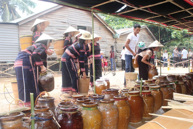 Độc đáo với “Lễ cúng cầu mưa” của bà con người Jrai - 1 Để làm lễ cúng cầu mưa này thì mỗi người trong làng phải góp 1 ghè rượu và 3 lon gạo.