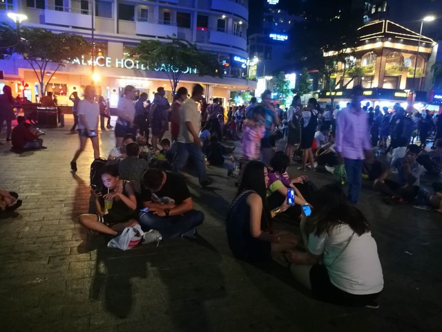 Người Sài Gòn chen chân đi ngắm pháo hoa mừng 30/4 - 9 Các bạn trẻ thì tụ tập thành từng nhóm giành những vị trí đẹp để chờ xem bắn pháo hoa