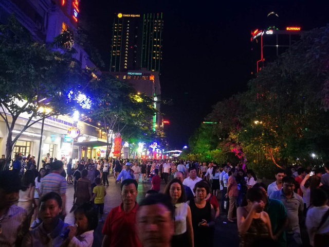 Người Sài Gòn chen chân đi ngắm pháo hoa mừng 30/4 - 4 Dòng người chen chúc ở phố đi bộ