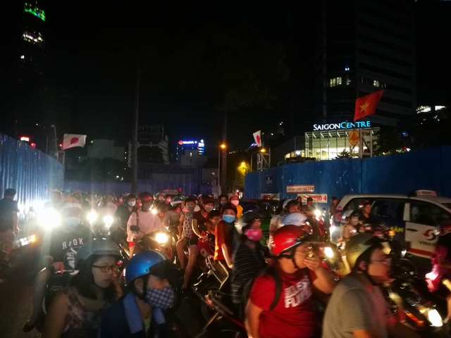 Người Sài Gòn chen chân đi ngắm pháo hoa mừng 30/4 - 2 Giao thông bắt đầu ùn ứ từ 20h