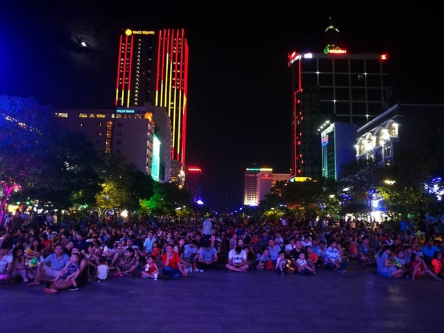 Người Sài Gòn chen chân đi ngắm pháo hoa mừng 30/4 - 5 Người Sài Gòn chen chân đi ngắm pháo hoa mừng 30/4 - 5