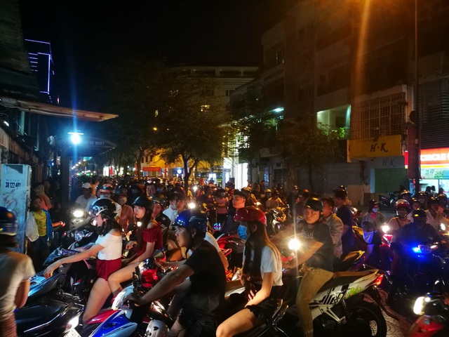 Người Sài Gòn chen chân đi ngắm pháo hoa mừng 30/4 - 3 Các bãi giữ xe gần phố đi bộ hầu như đều hết chỗ gửi