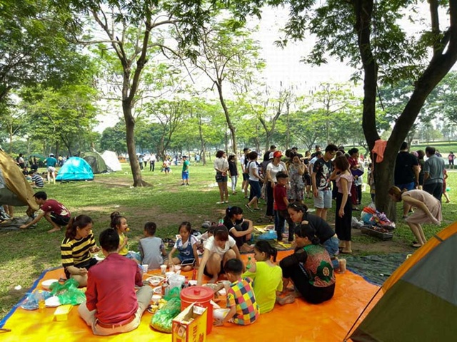 Hà Nội: Choáng với cảnh đông nghẹt thở ở công viên dịp nghỉ lễ - 7
Cảnh tượng chen chúc khiến nhiều gia đình đến muộn không còn chỗ phải quay về tìm điểm vui chơi khác.