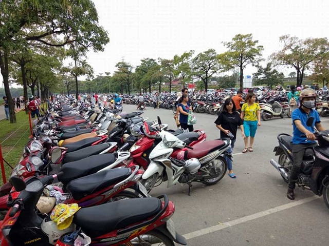 Hà Nội: Choáng với cảnh đông nghẹt thở ở công viên dịp nghỉ lễ - 11 Các bãi gửi xe chật kín người, hàng đoàn người xếp hàng chen chúc đợi đến lượt gửi xe.